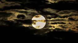 Melihat Keindahan Supermoon Terbesar Tahun 2020 di Langit Indonesia