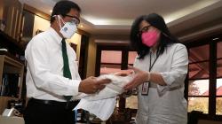 FK Unair Sumbang APD untuk Tenaga Medis RSUD Dr Soetomo Surabaya