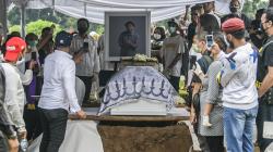 Momen Haru Pemakaman Glenn Fredly di TPU Tanah Kusir