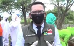 Video Ridwan Kamil Saksikan Pemakaman Pasien Covid-19 di Bandung