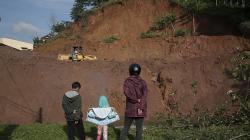 Tebing 30 Meter Longsor, Jalan Utama Menuju Cianjur Selatan Tertutup