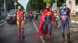 Aksi Superhero Semprot Disinfektan untuk Cegah Penyebaran Covid-19