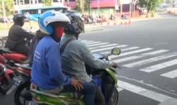 Video Hari Pertama PSBB, Pengendara Motor Masih Nekat Berboncengan