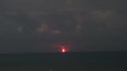 Penampakan Gunung Anak Krakatau Meletus Jumat Malam