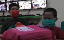 Video Siswa SD di Pangkep Bongkar Tabungan Sumbang APD untuk Tim Medis