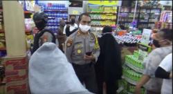 Aktivitas Belanja di Toko Ritel Kota Makassar Dibubarkan karena Masih Ramai hingga Malam