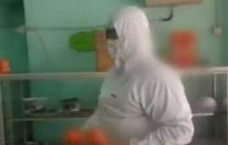 Video Viral Seorang Ibu di Cirebon Belanja ke Warung Pakai APD