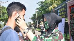 Prajurit TNI Bagikan Masker ke Penarik Bentor dan Tukang Parkir di Medan