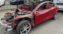 Viral Pria Ini Lelang Tesla Model 3 yang Sudah Ringsek