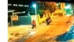 Rekaman CCTV Perempuan Penjual Kue di Bekasi Dibegal 4 Pemuda Bersenjata Tajam
