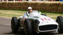 Lewis Hamilton Sampaikan Dukacita atas Meninggalnya Stirling Moss