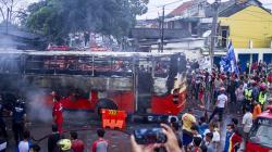 Tabrak Enam Kios, Bus Bawa Karyawan Terbakar di Karawang