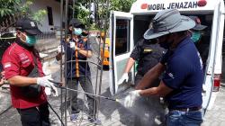 Tim Inafis Polrestabes Surabaya Disemprot Disinfektan usai Evakuasi Jenazah