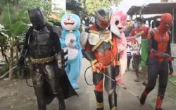 Dari Batman hingga Spiderman Keliling Kampung di Pemalang Bagikan Masker