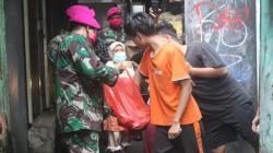 Prajurit TNI Blusukan ke Kampung Bagikan Makanan untuk Warga Terdampak Covid-19