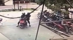 Video 2 Orang Tak Dikenal Adu Tembak dengan Polisi di Poso