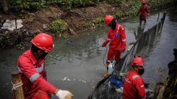 Rembesan Minyak Pertamina Mengalir ke Anak Sungai Citarum