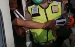 Video Pria Todongkan Senjata Tajam Ditegur Tak Pakai Masker di Pasar Jumat