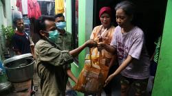 Mahasiswa UM Surabaya Bagikan Sembako kepada Masyarakat Terdampak Corona