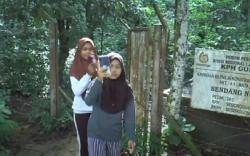 Berburu Sinyal ke Hutan, Anak-Anak Desa di Grobogan Kaget Lihat Tugas Sekolah