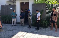 Nekat Terobos dan Berenang di Pantai, Seorang Bule di Bali Dipaksa Pulang ke Penginapan<
