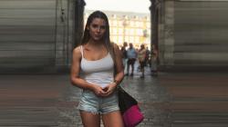 Cinta Sepak Bola, Pacar Pemain Real Madrid Rela Tidur di Bandara Beralaskan Kardus