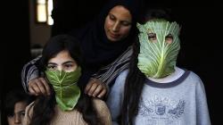 Anak-Anak Palestina Pakai Masker Darurat Terbuat dari Daun Sayur Kubis