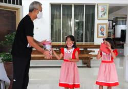 2 Bocah Perempuan di Semarang Sumbang Celengan Pink Bantu Dokter Atasi Corona