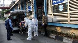 Tim Medis dengan APD Lengkap Evakuasi Penumpang Pingsan di Halte Transjakarta