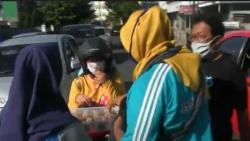 Tukang Jamu dan Petugas Polsek Telukbetung Selatan Bagi Ramuan Tradisional
