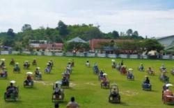 Tertib Aturan, Penarik Becak di Majene Jaga Jarak saat Terima Bantuan