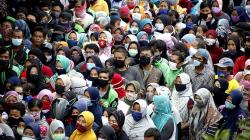 Tidak Ada Physical Distancing, Warga Berdesakan Antre Pembagian Sembako di Bogor