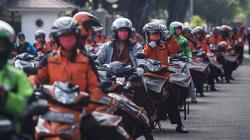 Pegawai Pos dan Ojek Online Salurkan Bantuan Sosial dari Pemerintah