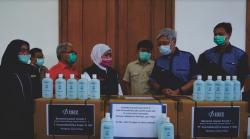 Bantu Cegah Covid-19, Inez Cosmetics Serahkan Ribuan Hand Sanitizer kepada Gubernur Jatim
