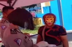 Video Viral Seorang Ibu Gunakan Topeng Mainan Pengganti Masker di Medan
