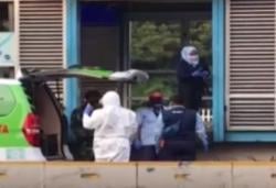 Video Tim Medis Pakai APD Lengkap Evakuasi Penumpang Pingsan di Halte Transjakarta