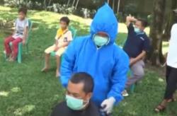 Video Tukang Cukur di Bogor Keliling Kampung Tawarkan Jasa Mengenakan APD