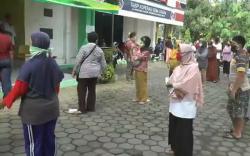 Keren! Warga Yogya Terapkan Physical Distancing saat Antre Beli Gula Murah