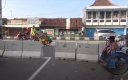 Jelang PSBB Tegal, Jalan Masuk Perkampungan Ditutup Beton