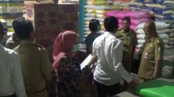 Pastikan Stok Kebutuhan Pokok Aman, Petugas Gabungan Lakukan Sidak di Sampang