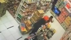 Detik-Detik Aksi Perampok Bersenjata Tajam di Minimarket Subang