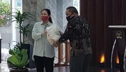 Bantu Masyarakat, Bank Bukopin Serahkan 9.000 Paket Sembako ke DPR