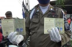 Tak Bawa KTP, Pengendara Tunjukkan Buku Nikah saat Razia PSBB