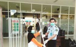 Tiang Infus Hasil Karya Warga Binaan Rutan Mamuju Disumbangkan ke RSUD Sulbar