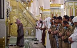 Mengintip Salat Tarawih Perdana di Masjid Nabawi saat Pandemi Corona