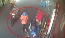 Video Rekaman CCTV Aksi Pencurian Motor saat Ramai di Halaman Masjid Jakarta