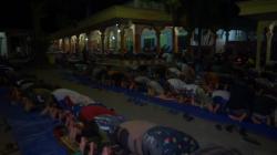 Tak Terpengaruh Corona, Salat Tarawih Kilat di Blitar Tetap Dipadati Jemaah