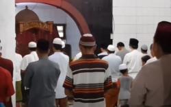 Video Warga Cakung Gelar Salat Tarawih Atur Jarak Jamaah