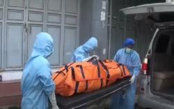 Tuna Wisma Tewas di Emperan Toko di Brebes, Petugas Evakuasi Dilengkapi APD