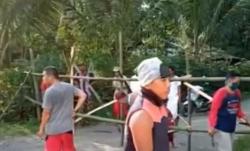 Video Warga di Pemalang Tutup Jalan Desa Cegah Pemudik Datang
